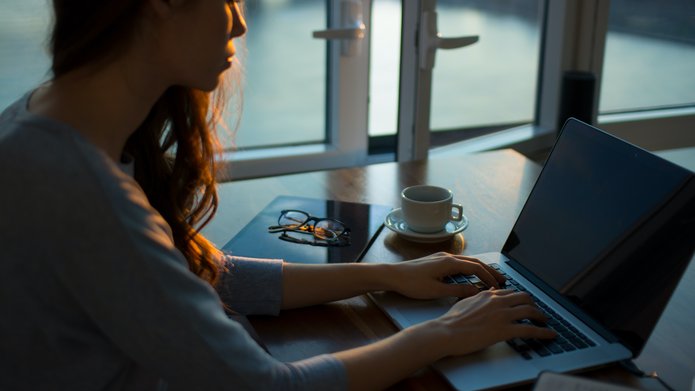 fot. Thought Catalog / Unsplash Pracująca kobieta
