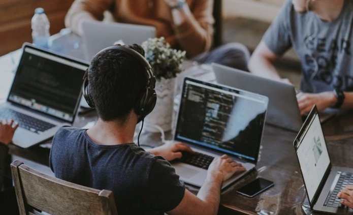 fot. Annie Spratt / Unsplash pracujący ludzie