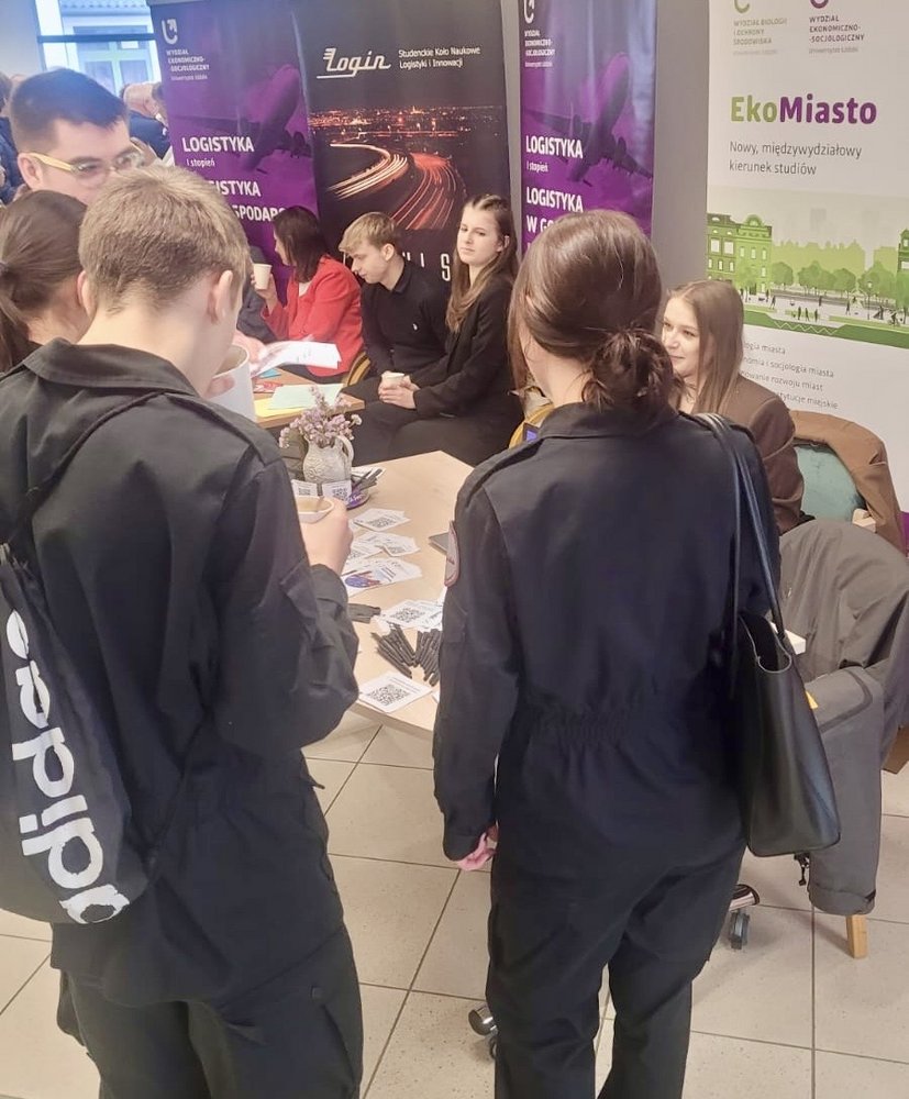 uczniowie na stoisku IGP