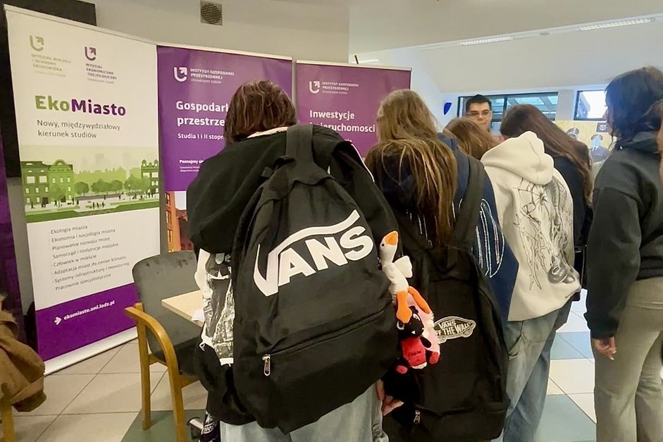 uczniowie na stoisku IGP