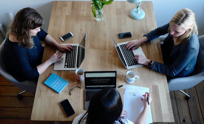 Kobiety pracujące w biurze