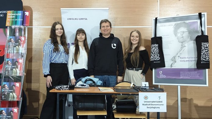 Zdjęcie stoiska i wystawców 