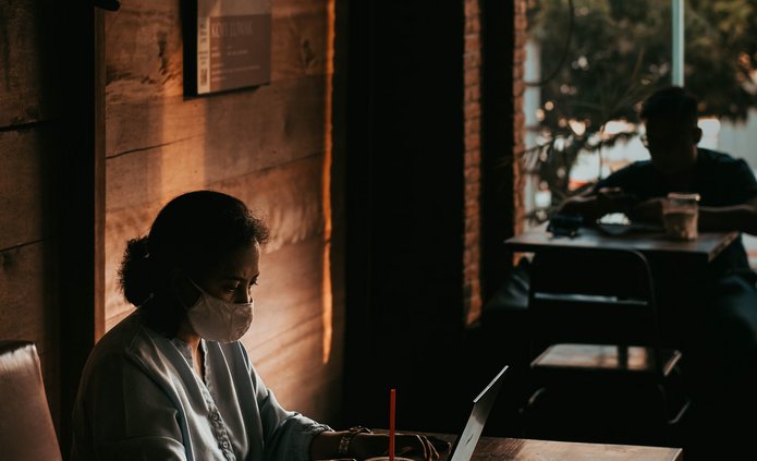 fot. Bagir Bahana / Unsplash Kobieta pracująca w maseczce