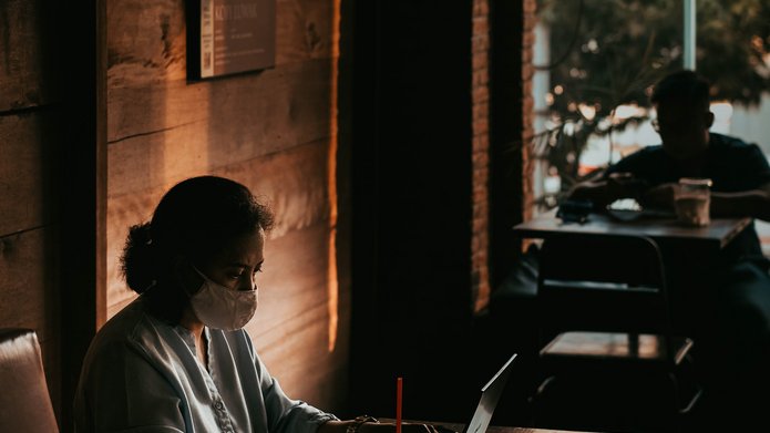 fot. Bagir Bahana / Unsplash Kobieta pracująca w maseczce